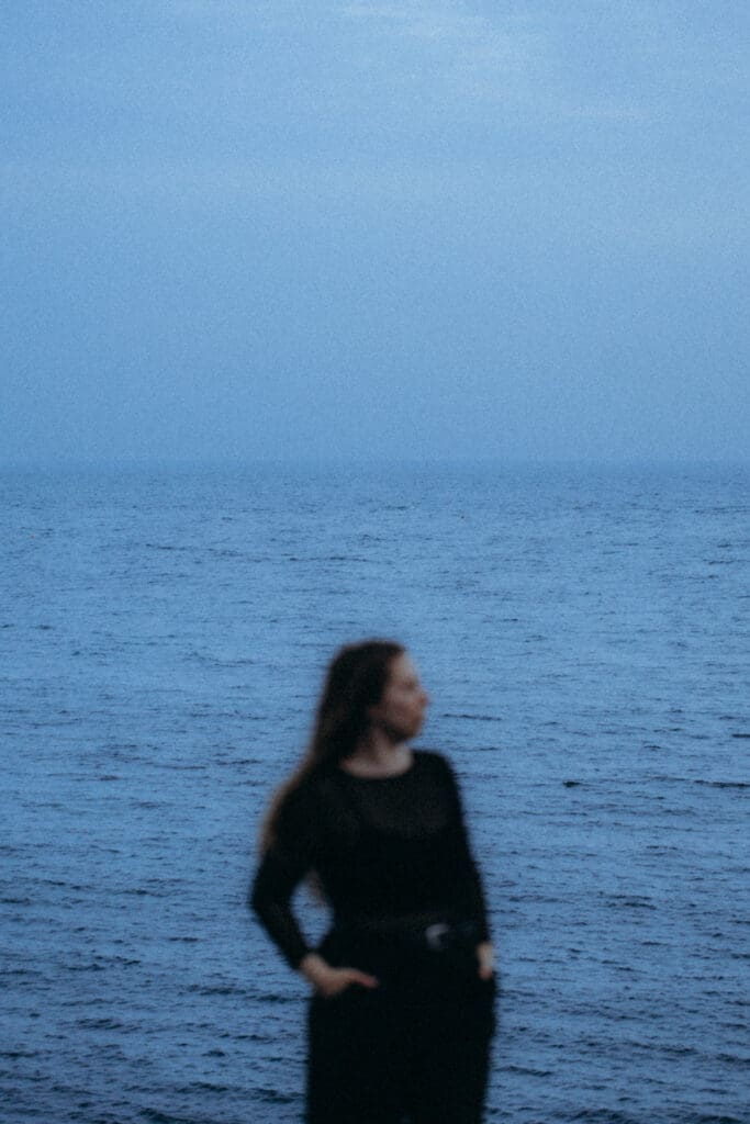 Femme seule sur le rivage rocheux, photographie de mariage et portrait Rhône-Alpes