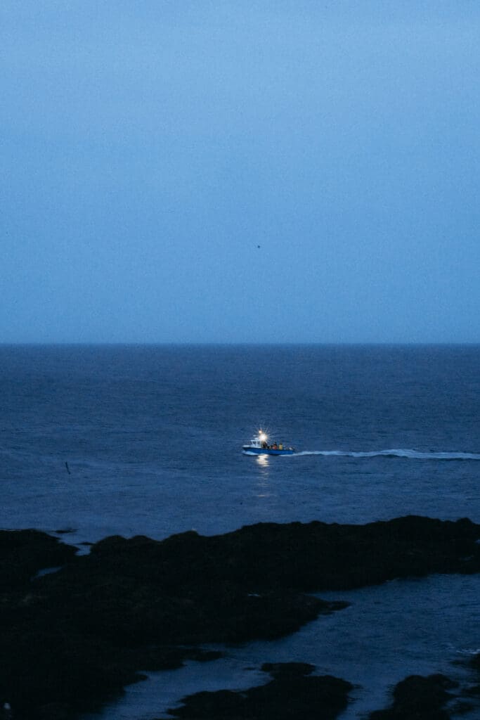 Horizon entre mer et ciel, lumière douce, paysage côtier épuré