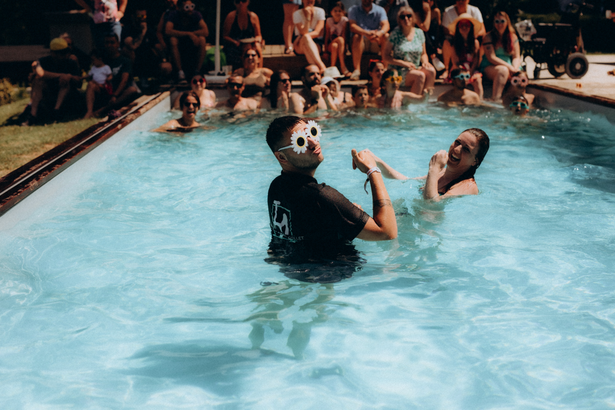 Invité dans une piscine, moment de joie et de légèreté lors d'un mariage
