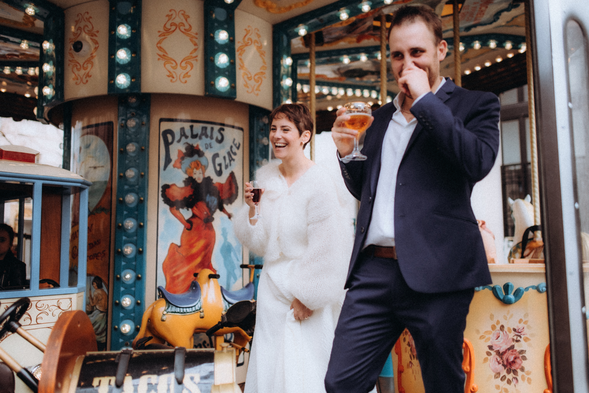 Invités devant un manège coloré, ambiance festive et onirique
