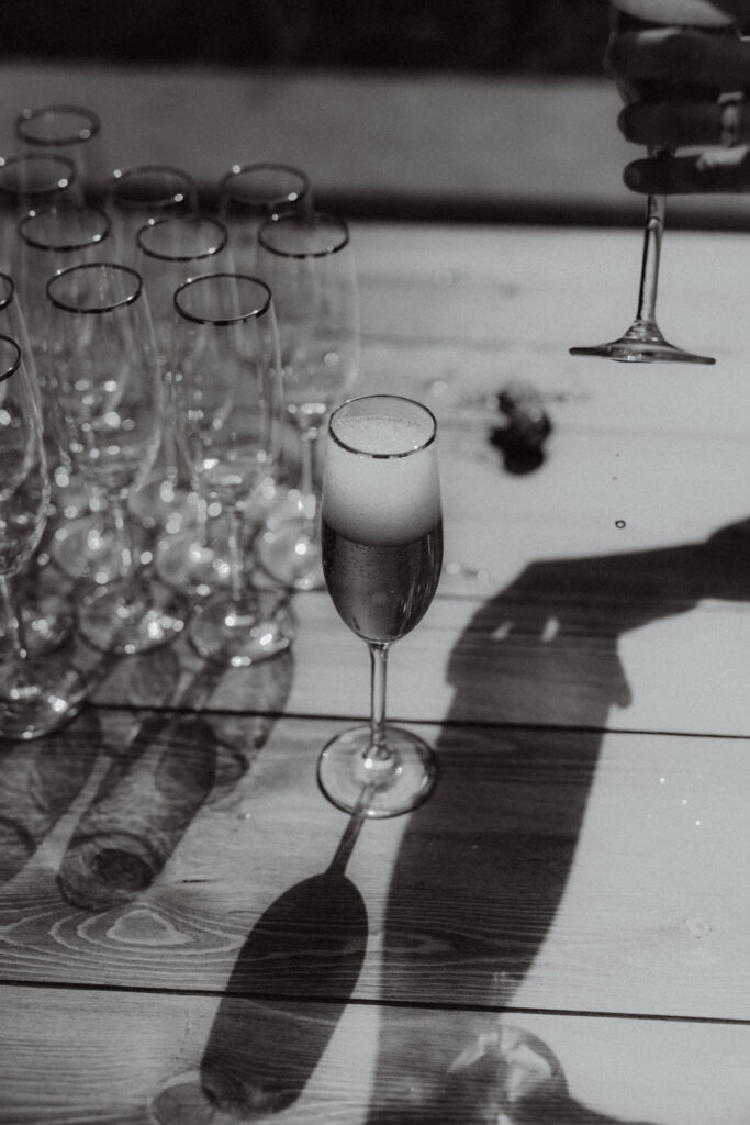 Flûtes de champagne alignées avec jeux d'ombres et de lumière graphique
