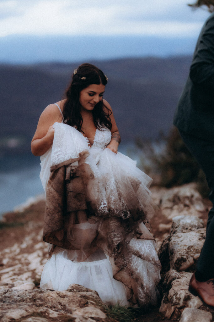 Mariée avec bouquet de fleurs, lumière naturelle
