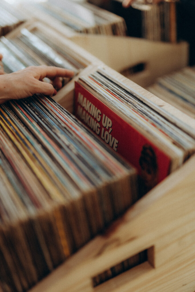 Vinyles en gros plan, détail personnel lors d'un mariage
