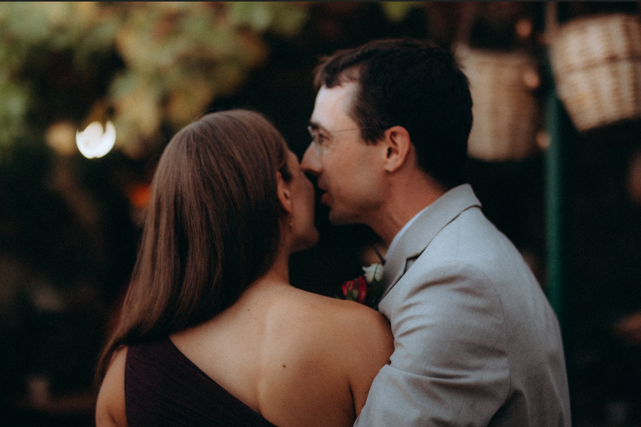 Couple en train de s'embrasser en gros plan, photographie intimiste de mariage
