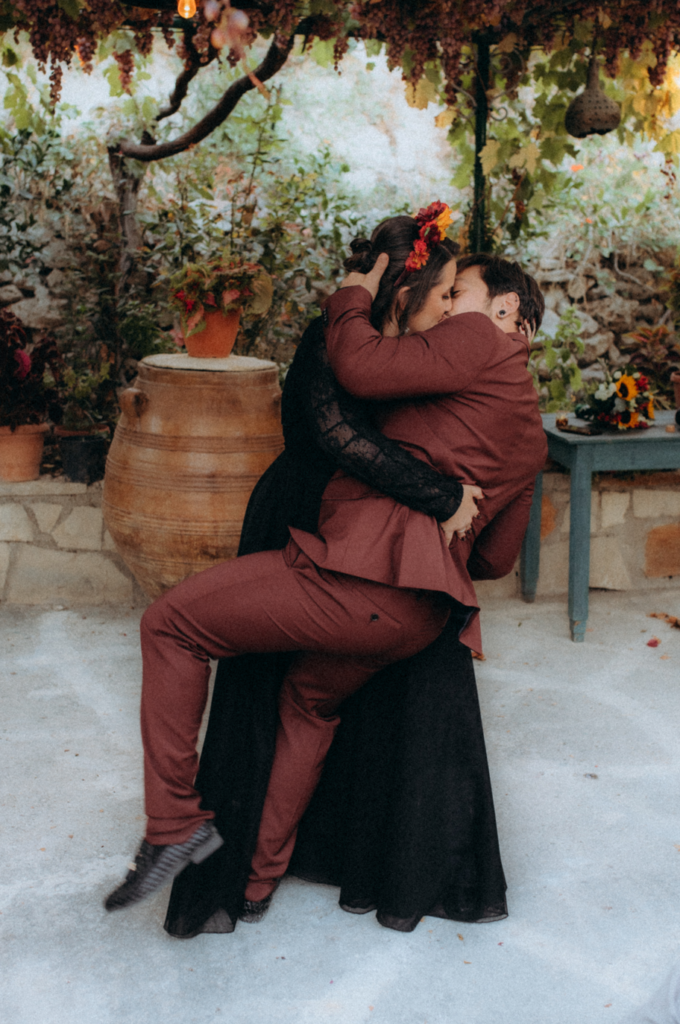 Couple qui s'embrasse en lumière naturelle, photographie de mariage authentique

