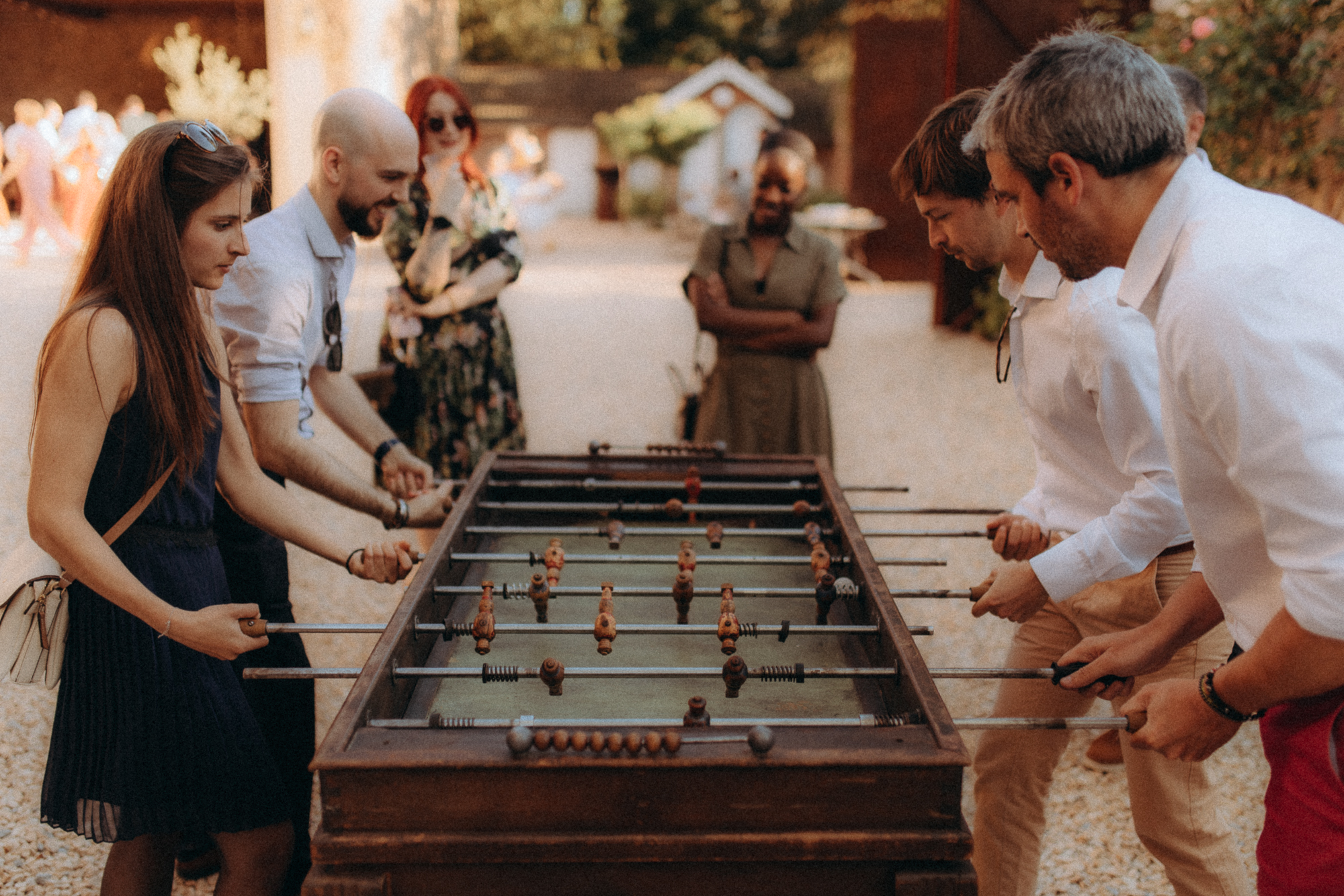 Invités qui jouent au baby-foot lors d'un mariage, moment de convivialité

