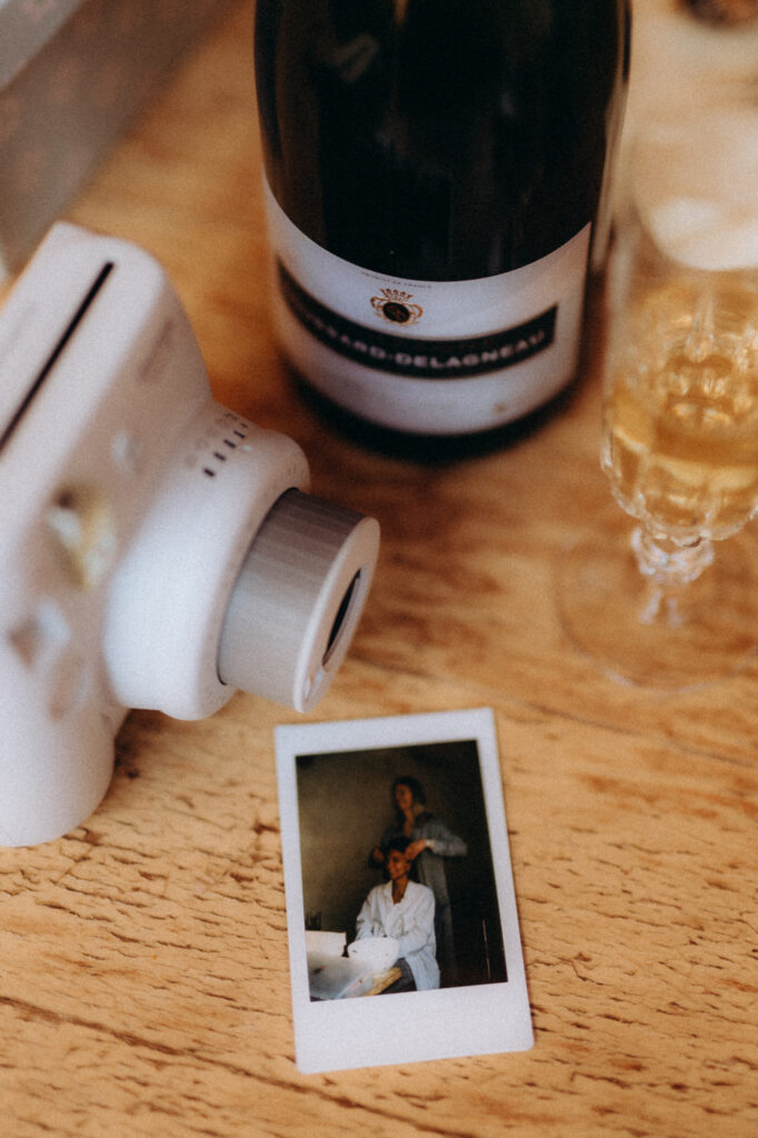 Détails durant les préparatifs de mariage, souvenir sur polaroïd 