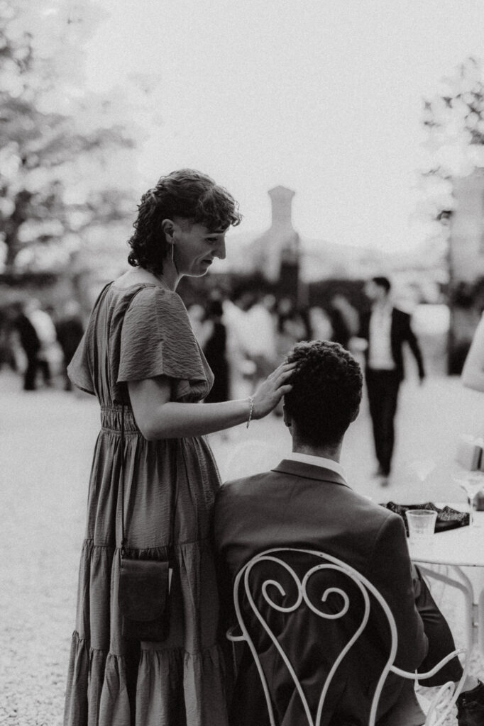 Invités qui célèbrent ensemble, joie collective lors d'un mariage
