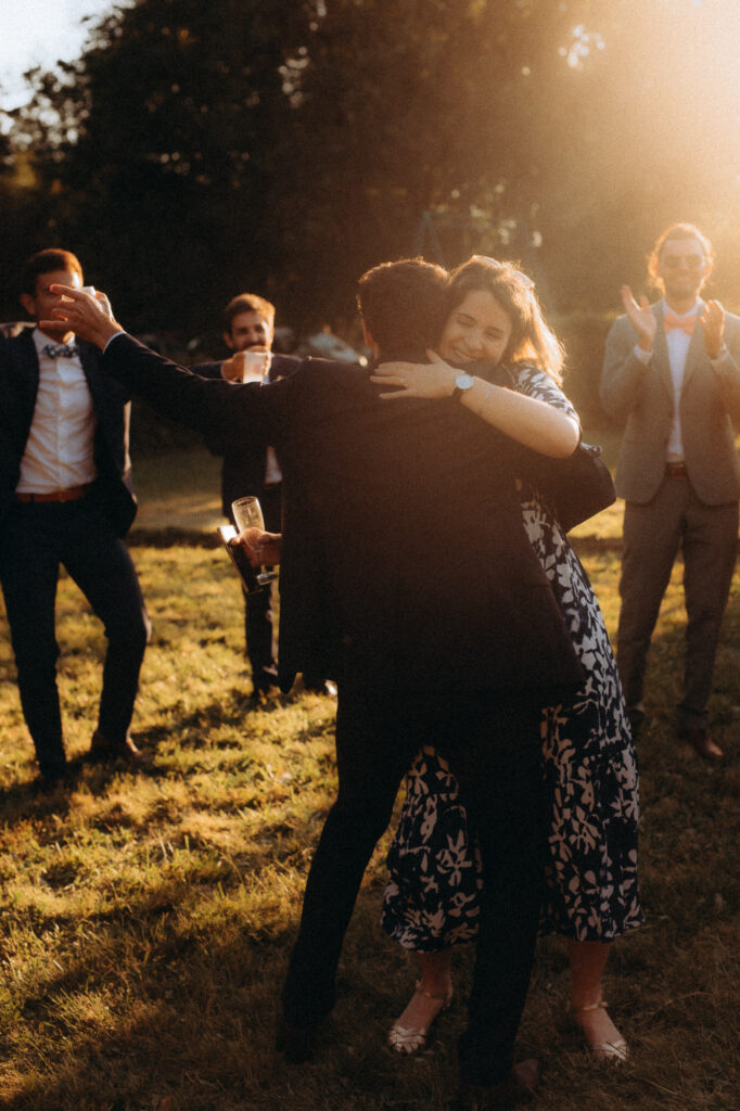 Couple enlacé en lumière dorée, photographie documentaire mariage
