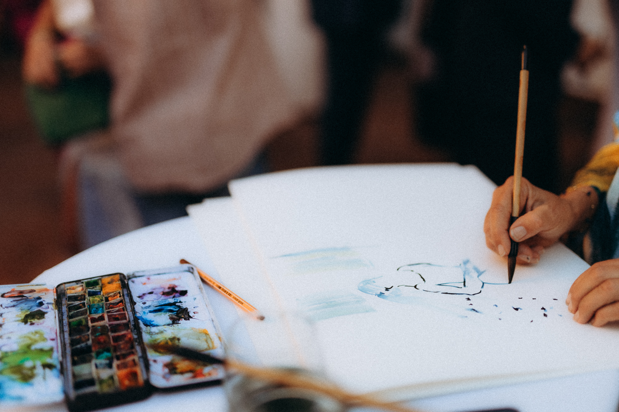 Artiste qui peint en direct lors d'un mariage, calligraphie aquarelle
