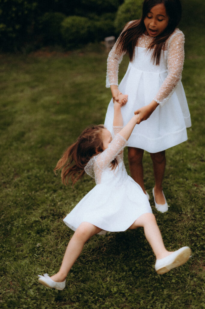 Petite fille qui court dans un jardin, insouciance et mariage en famille
