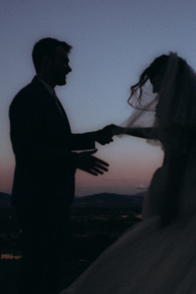 Couple dansant au crépuscule ambiance cinématographique reportage de mariage