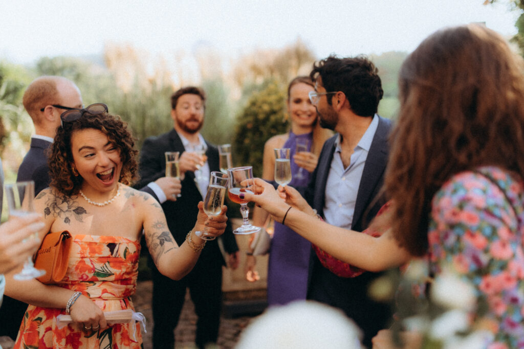 Groupe d'amis qui rient lors d'un mariage en plein air, moment spontané
