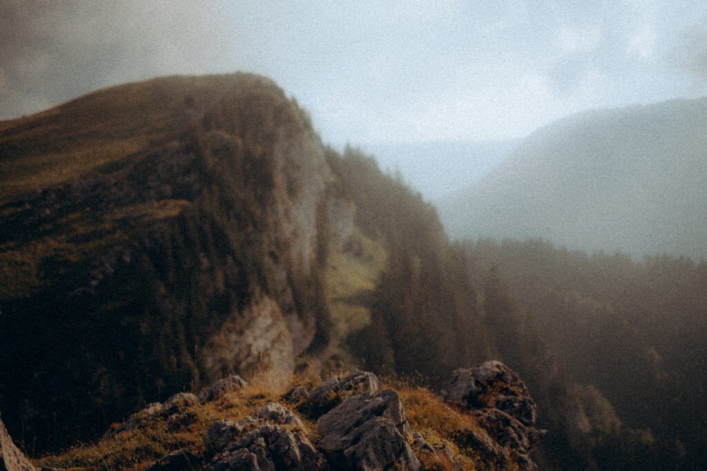 Falaise rocheuse dans la brume, paysage sauvage du massif de la Chartreuse