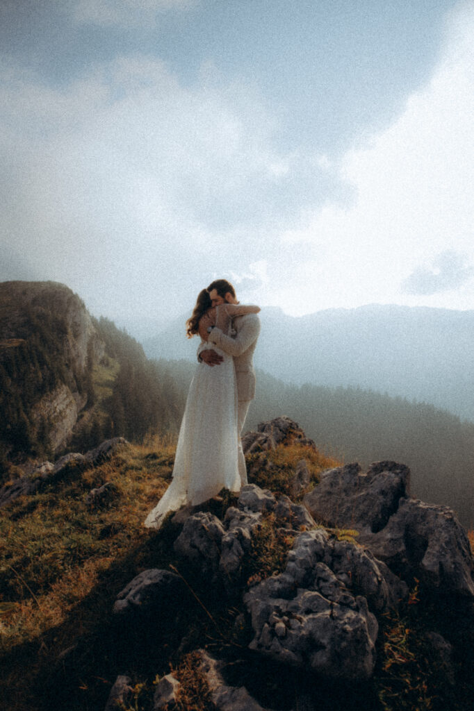 Couple qui marche sur le plateau du Charmant Som, séance couple naturelle