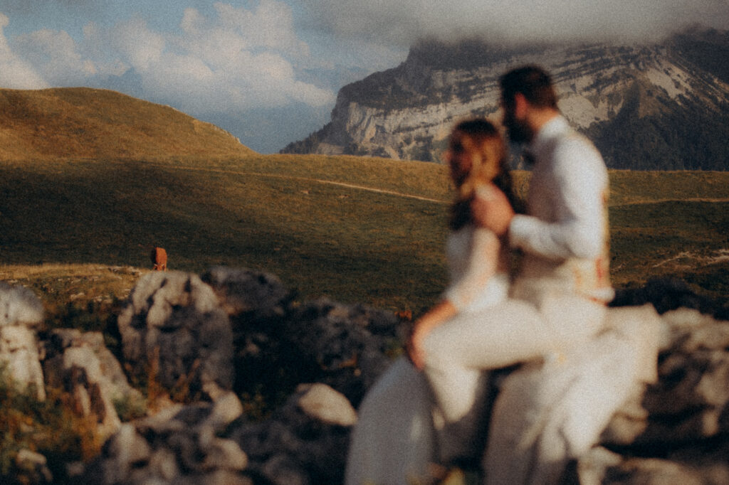 Couple enlacé au coucher de soleil sur le Charmant Som, Chartreuse
