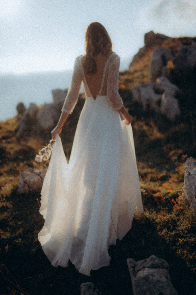 Portrait de la mariée aux cheveux blonds, lumière chaude, Charmant Som