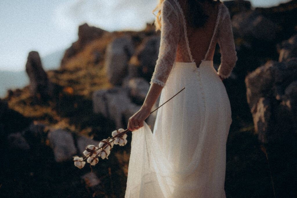 Mariée avec fleurs de coton au Charmant Som, séance couple Chartreuse