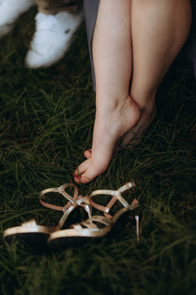 Pieds nus dans l'herbe, chaussures à talon détail de mariage intimiste
