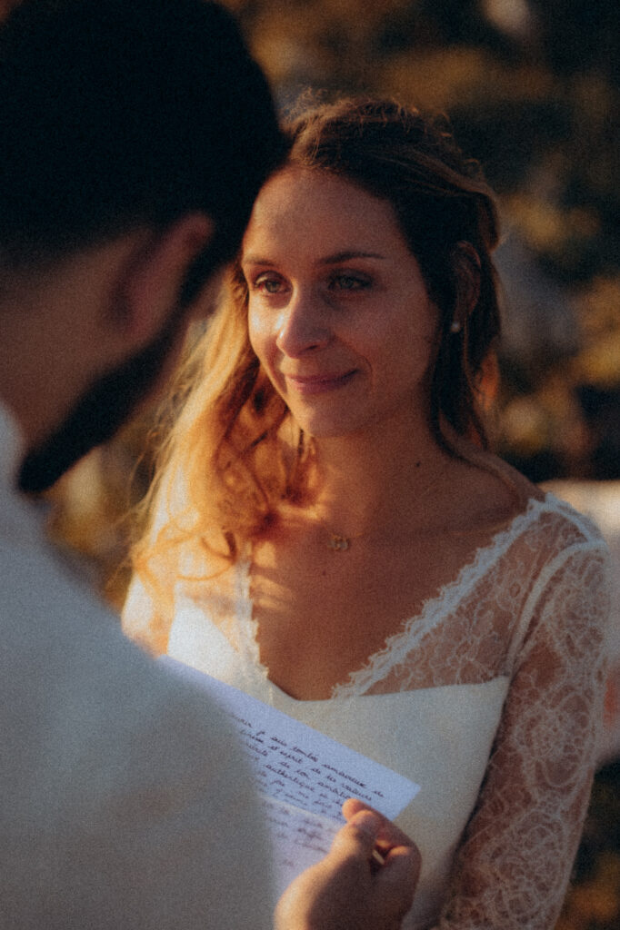 Marié ému qui lit ses vœux, gros plan expressif, séance couple Chartreuse