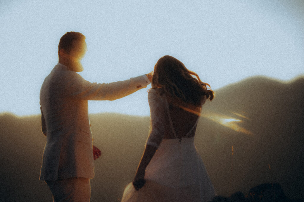 Couple qui danse au coucher de soleil, lumière contrejour, Charmant Som