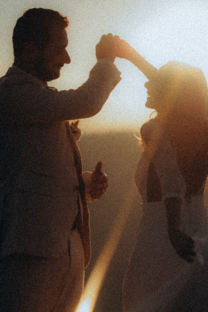 Silhouette de couple enlacé contre le soleil couchant, massif de la Chartreuse