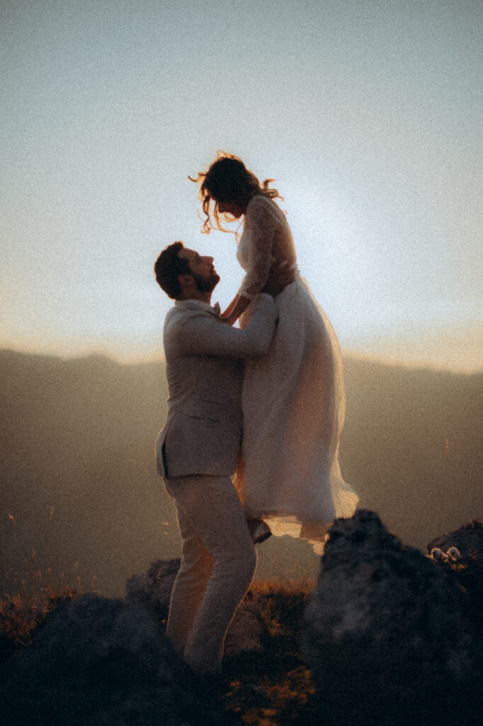 Lumière dorée sur un couple en Chartreuse, séance photo anniversaire de mariage