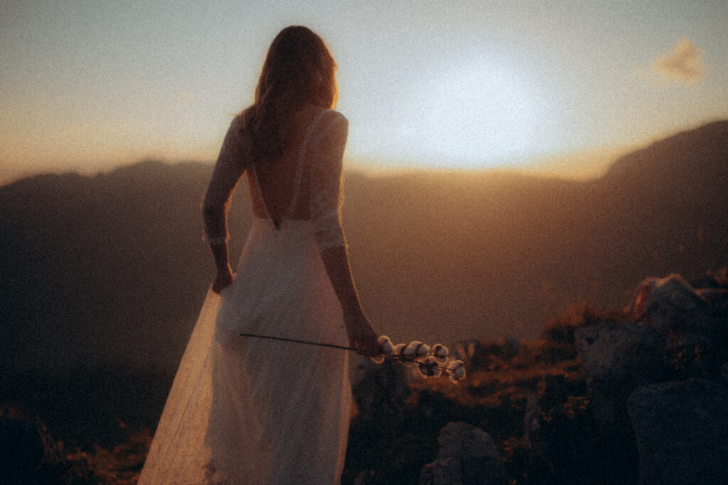 Mariée de dos face au coucher de soleil sur les crêtes de Chartreuse