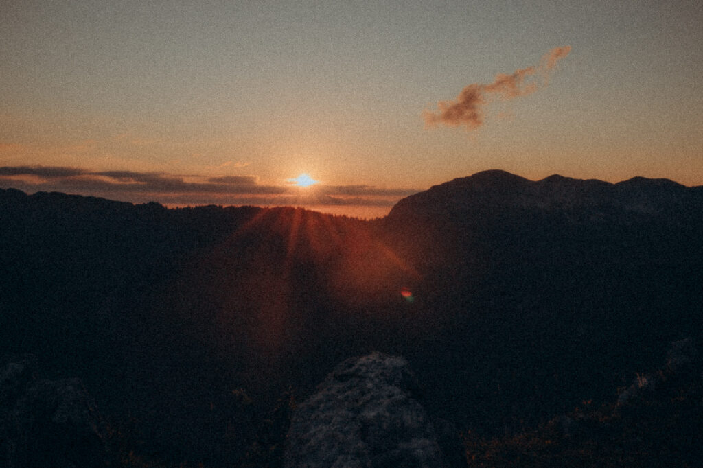 Coucher de soleil sur les crêtes de Chartreuse, ciel orangé et horizon dégagé
