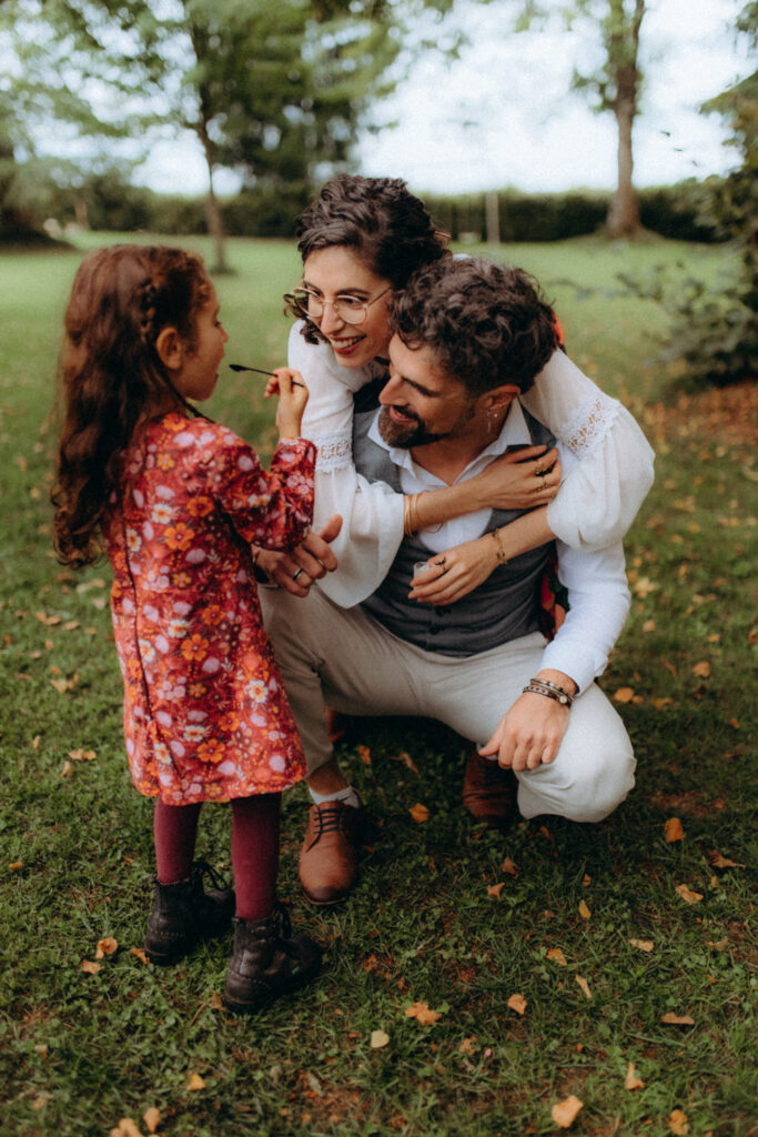 Petite fille qui court dans un jardin, insouciance et mariage en famille
