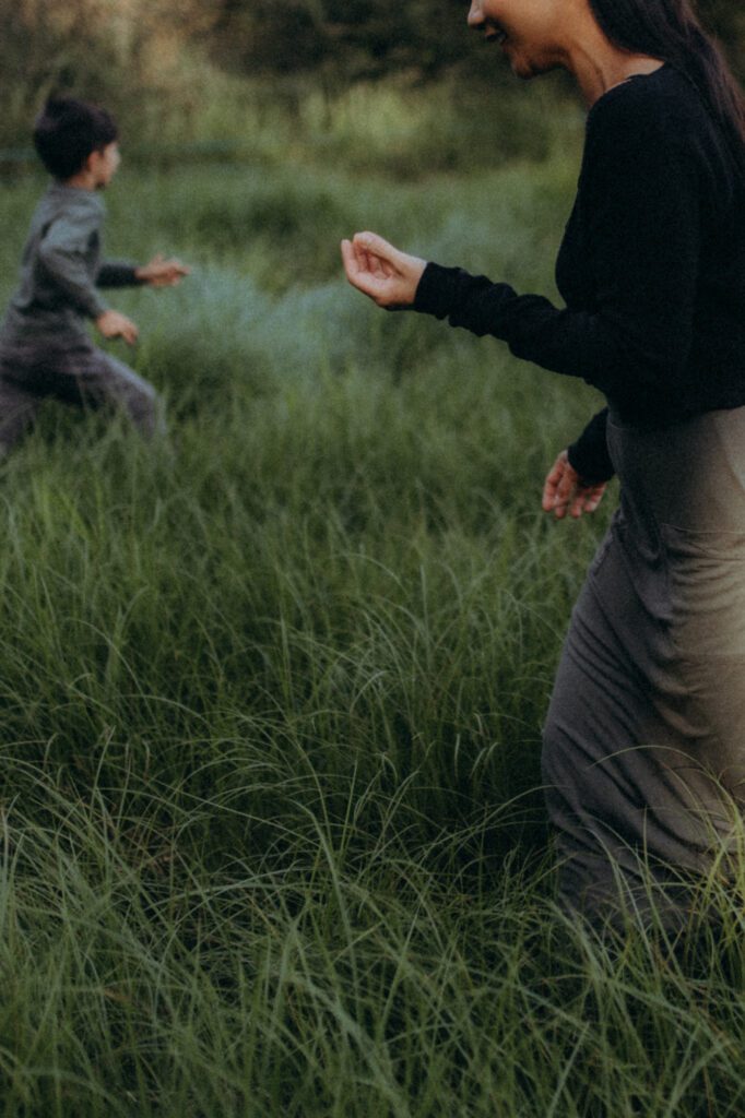 Jen et Glenn dans les herbes, moment de jeu spontané, séance photo lifestyle Chartreuse