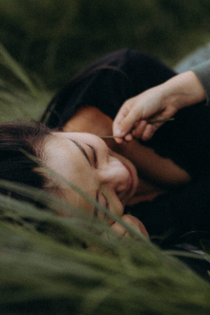 Jen et Glenn allongés dans les herbes, moment de rire et de complicité, séance lifestyle