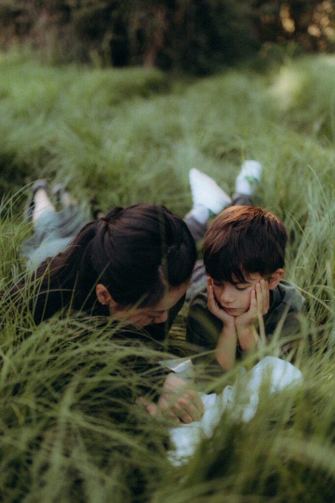 Jen et Glenn de dos dans la végétation, séance photo famille naturelle en Rhône-Alpes
