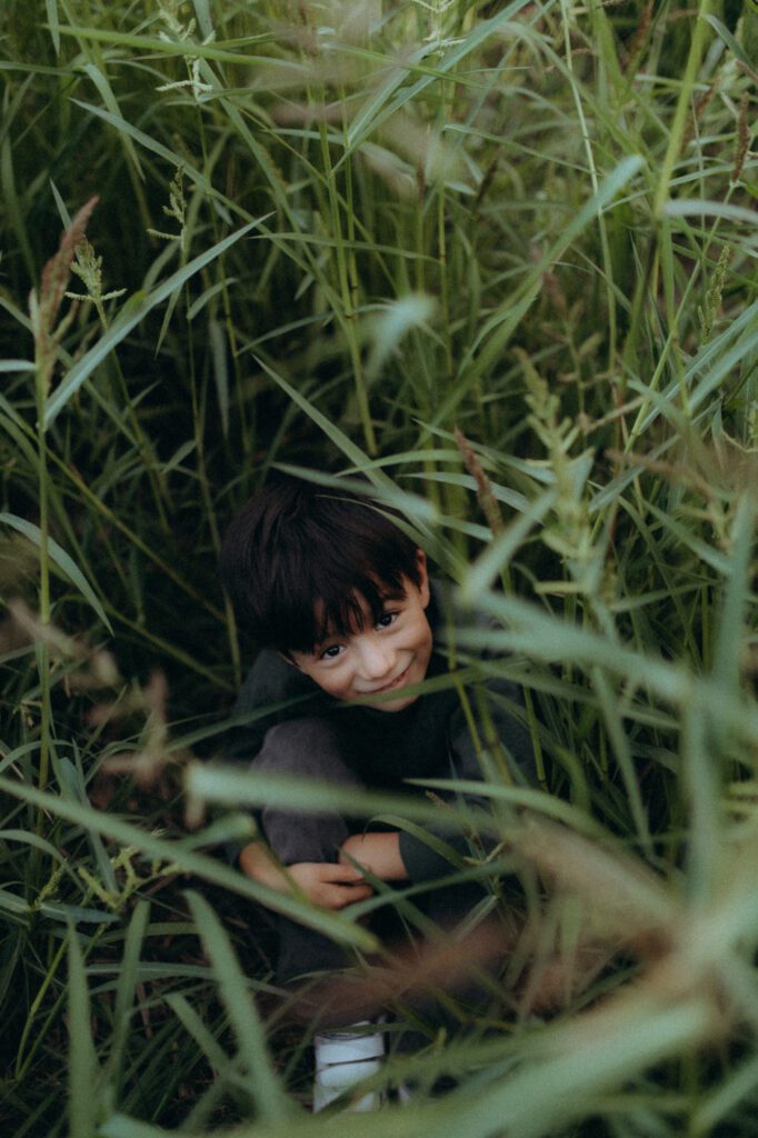 Glenn souriant de près, portrait enfant spontané, photographe lifestyle Lorelyne
