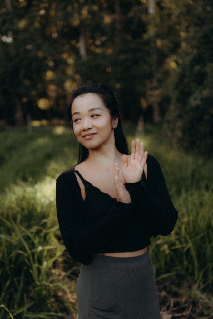 Portrait de Jen souriante dans les herbes, séance photo famille lifestyle Rhône-Alpes