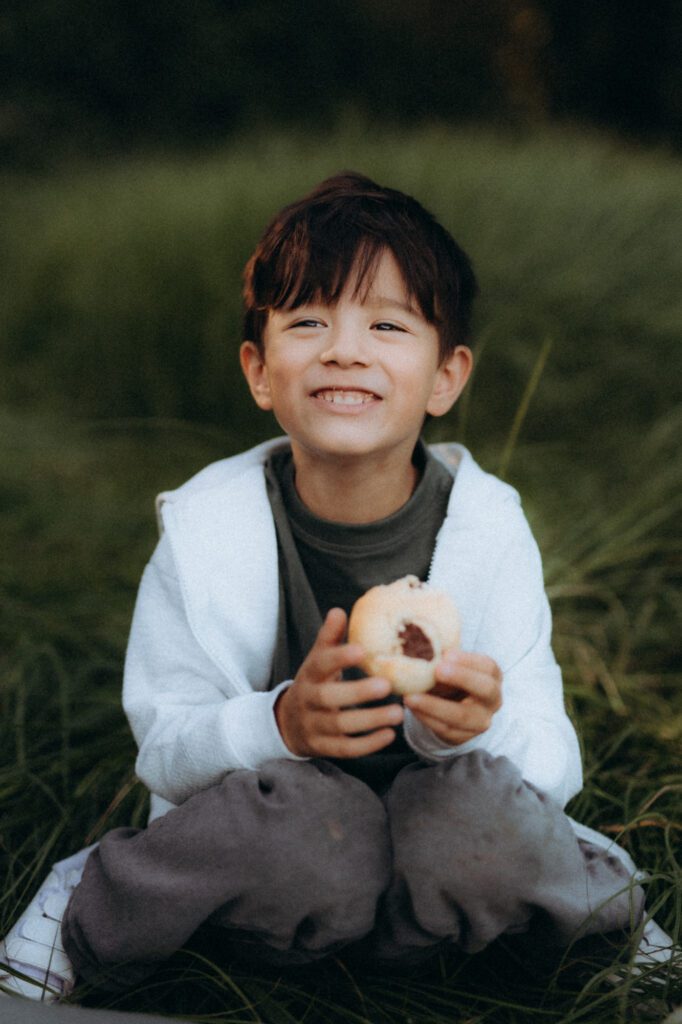 Glenn dans les feuilles, lumière tamisée, portrait enfant naturel