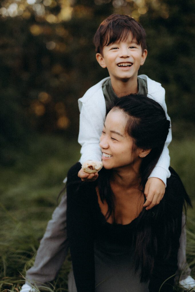 Glenn qui joue en montant sur Jen, geste tendre et espiègle, complicité mère et fils