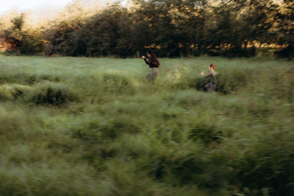 Jen et Glenn dans les herbes folles au coucher du soleil, séance photo famille Lorelyne Rhône-Alpes