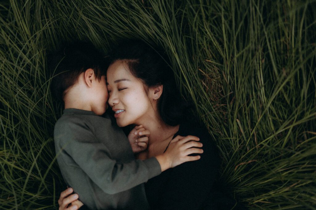 Séance photo famille lifestyle Rhône-Alpes, Jen et Glenn dans les herbes folles, complicité mère et fils