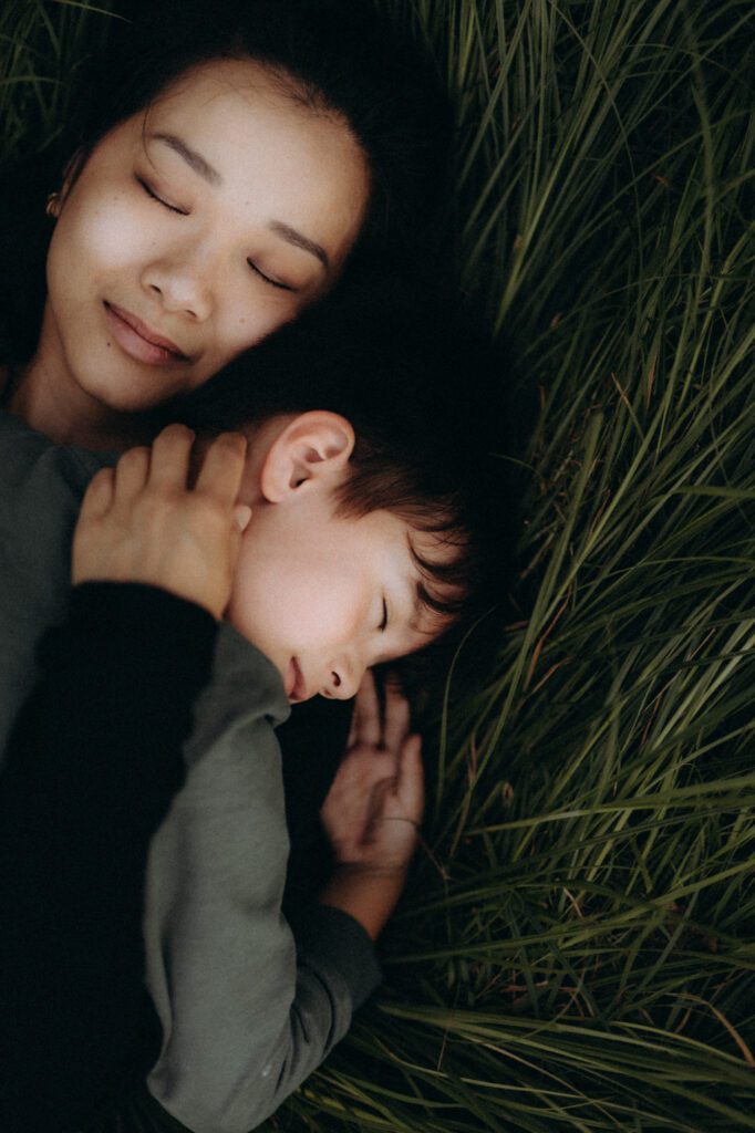 Jen et Glenn enlacés, fin de séance photo famille, lumière dorée Rhône-Alpes