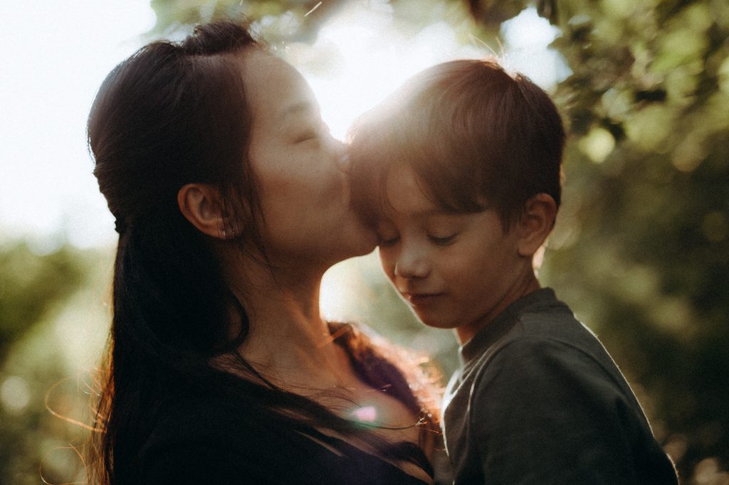 Jen et Glenn front contre front, lumière chaude du soir, complicité mère et fils