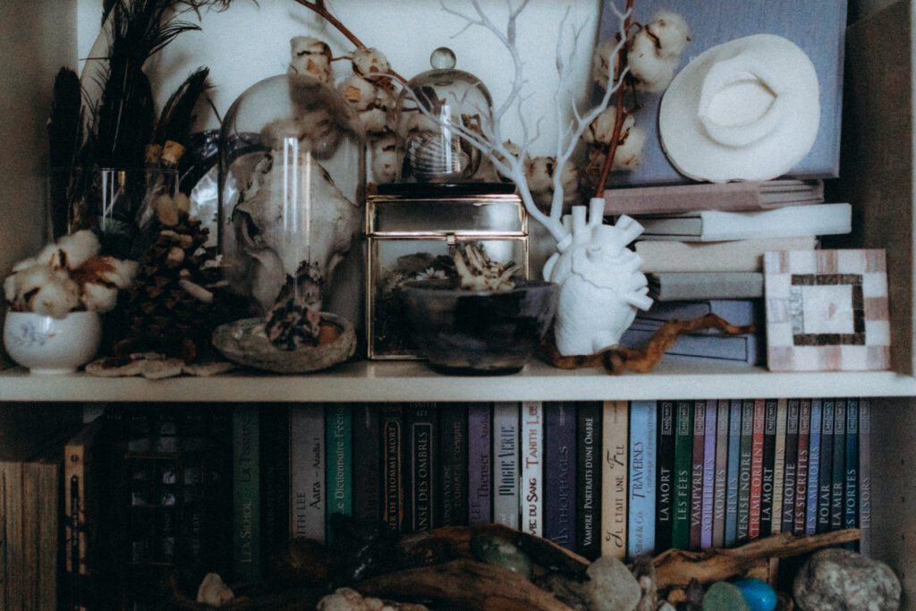 Étagère d'objets poétiques et livres de l'imaginaire, univers onirique d'une photographe de mariage