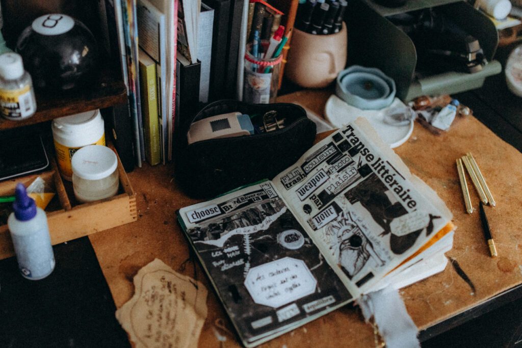 Bureau de photographe avec objets personnels, carnets et matières, regard éduqué au quotidien