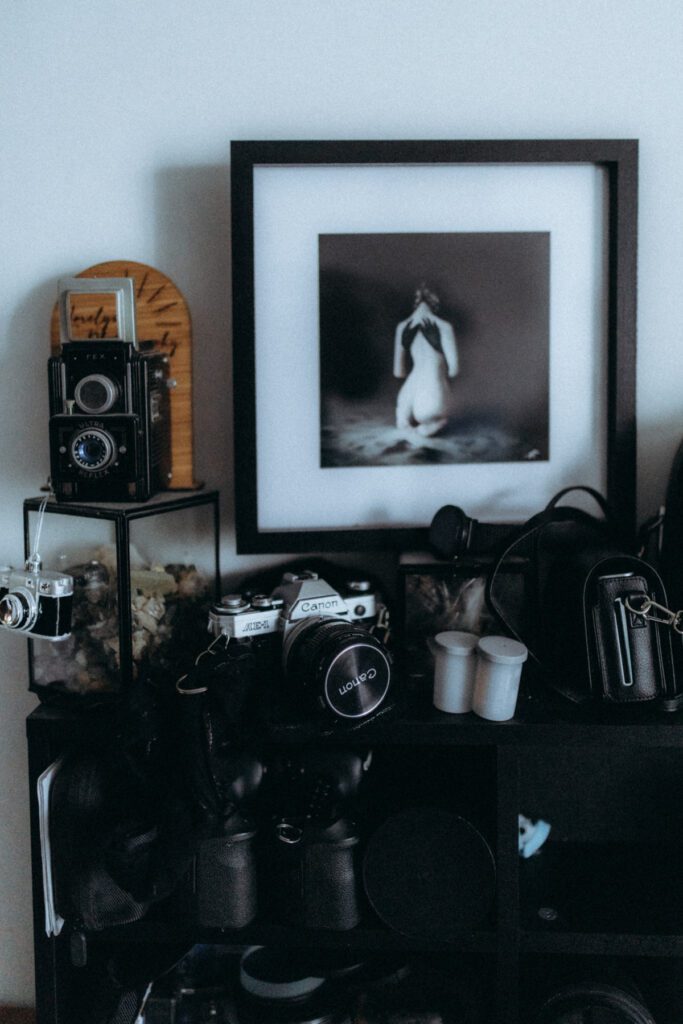 Appareil photo argentique et espace de travail, expertise photographe mariage construite sur des années