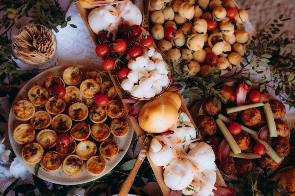 Plateau de bouchées végétariennes & mozzarella décoré de fleurs séchées