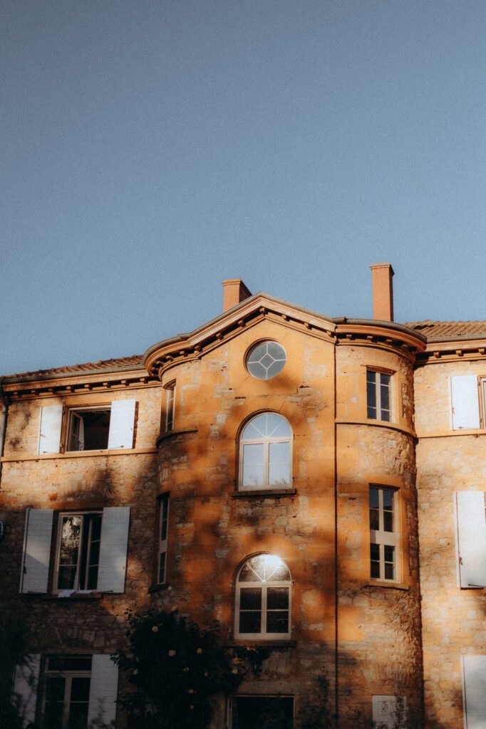 Façade en pierre dorée du Domaine de Tourieux, Monts du Lyonnais