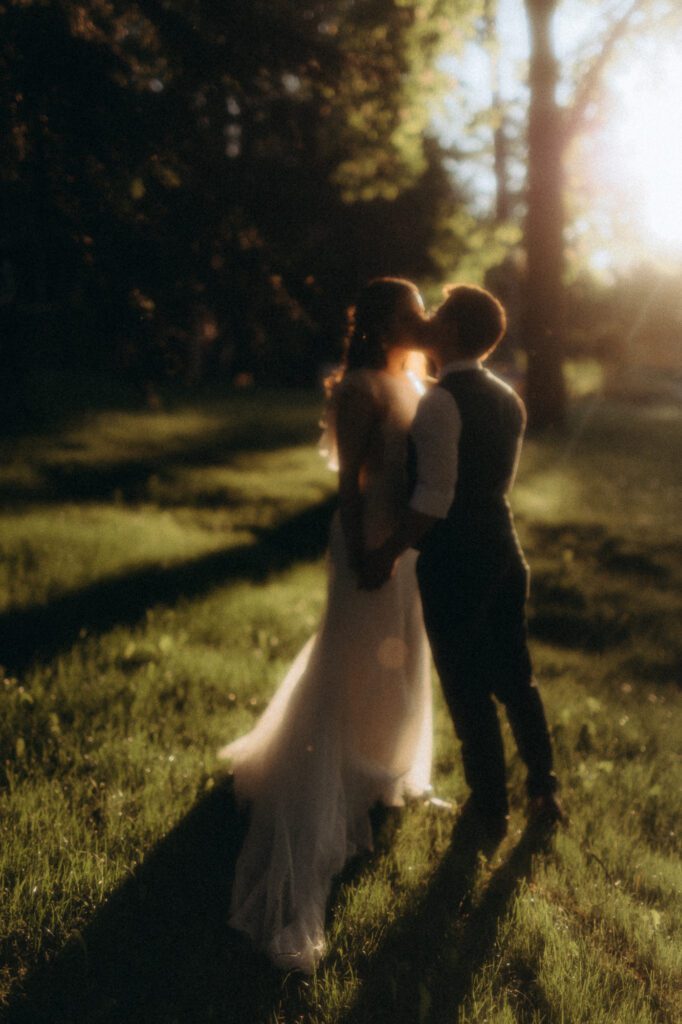 Mariés sur la pelouse du domaine au coucher du soleil, mariage de mai