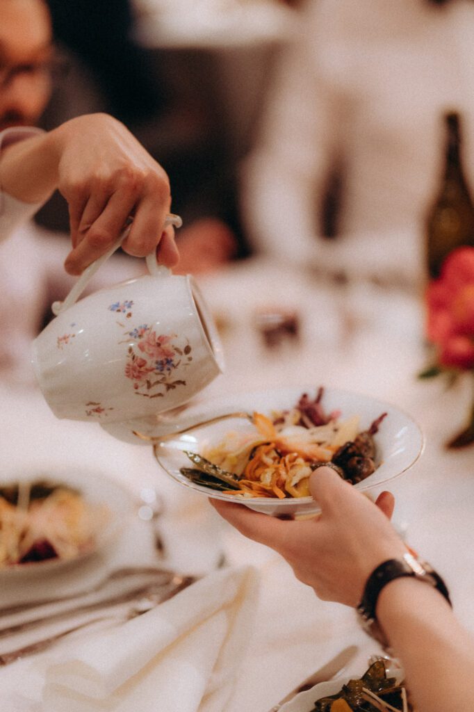 Théière fleurie et assiette de gourmandises servies à table