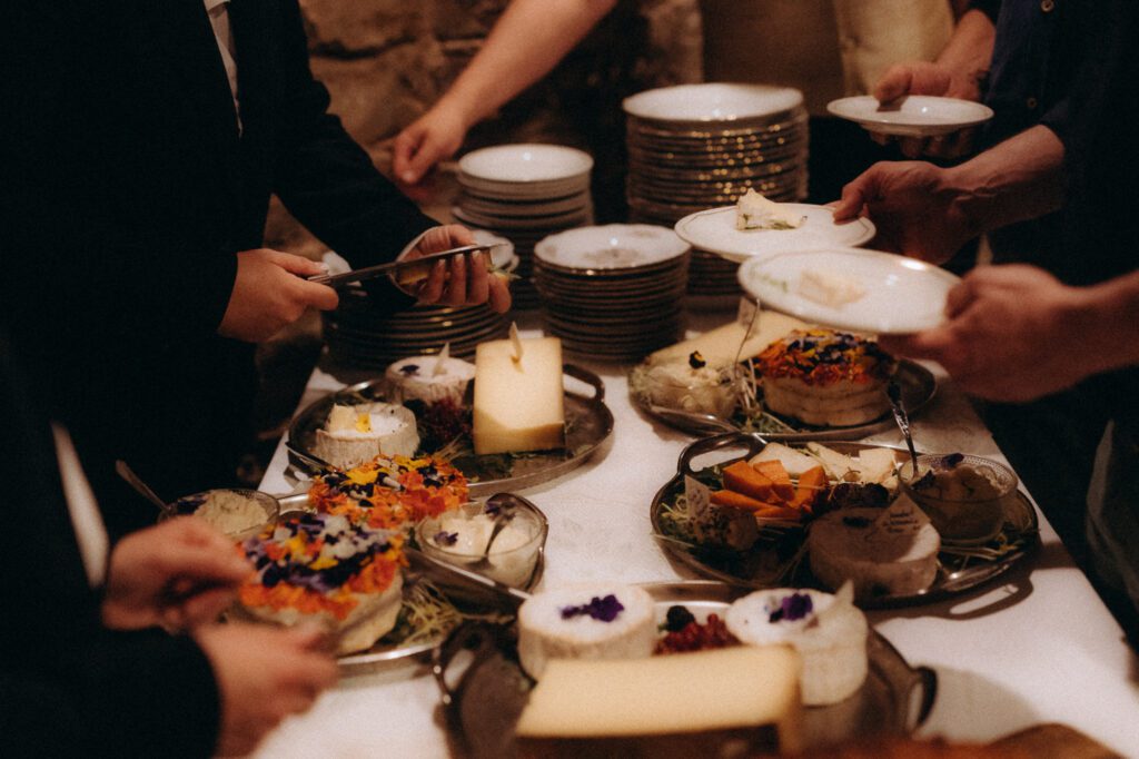 Buffet de fin de soirée avec assiettes, fromages et bougies