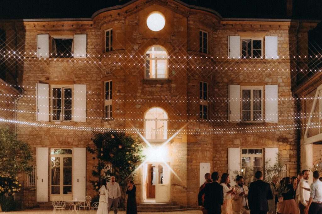 Façade du Domaine de Tourieux illuminée la nuit du mariage